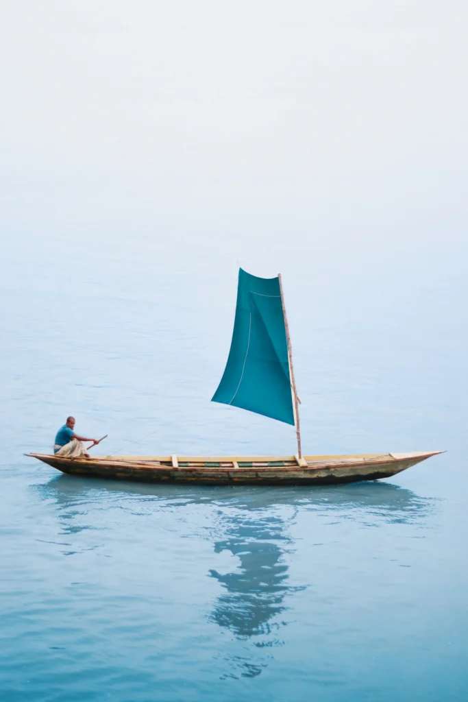 নীল পাল তোলা নৌকা