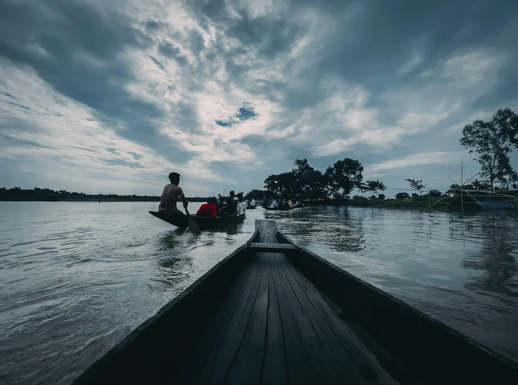 নৌকা থেকে দেখা মেঘলা আকাশ ও জল