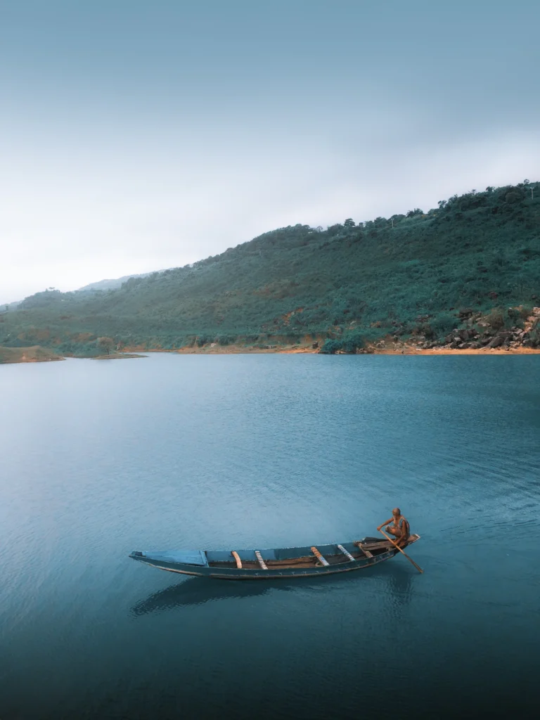 সবুজ পাহাড়ঘেরা শান্ত জলাশয়