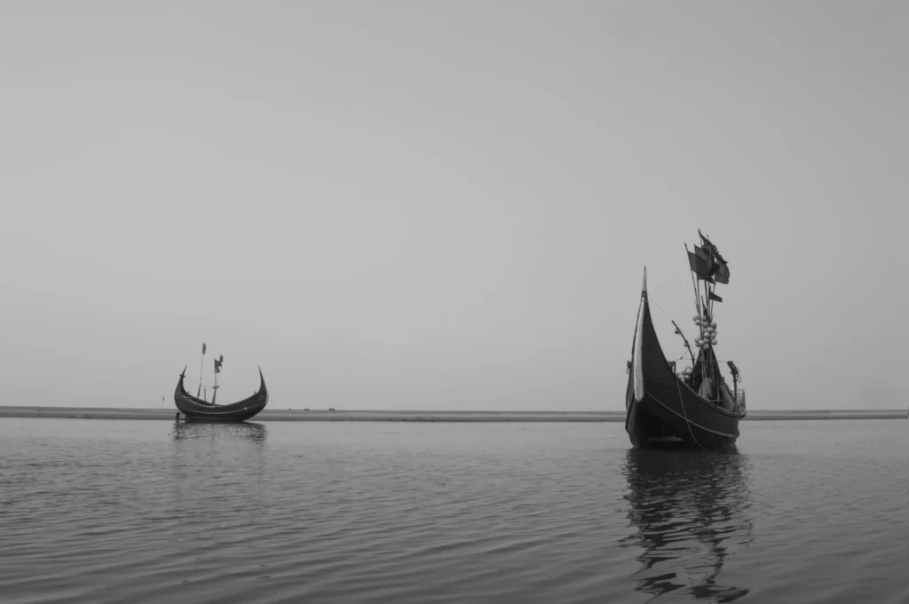 কুয়াশাচ্ছন্ন জলে দুটি নৌকা