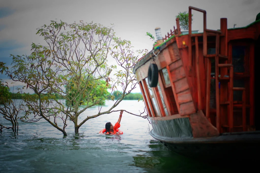 ডুবন্ত গাছের পাশে লাল নৌকা